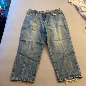 Cropped jeans with frayed trim bottom.